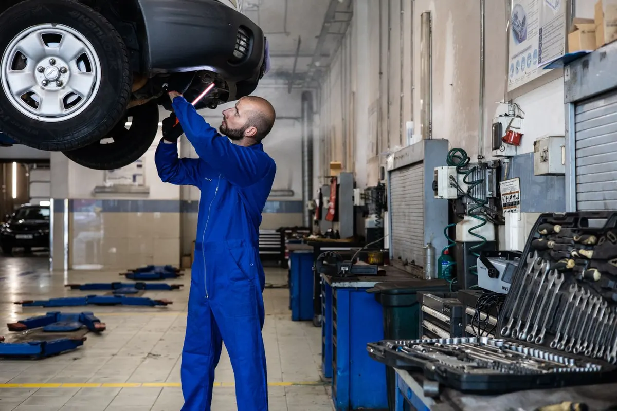 Mechanik ocenia stan samochodu na podnośniku