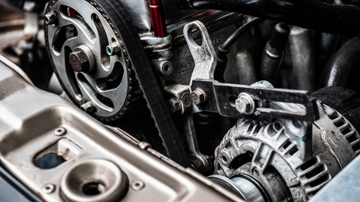 Mechanik diagnozujący układ ABS i ESP przy kole samochodu z podłączonym testerem