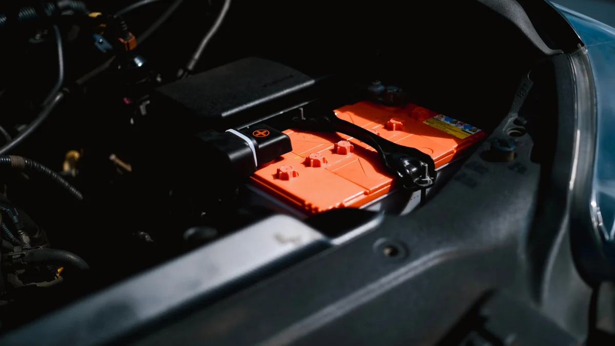 Mechanik analizujący parametry baterii trakcyjnej samochodu elektrycznego na testerze diagnostycznym