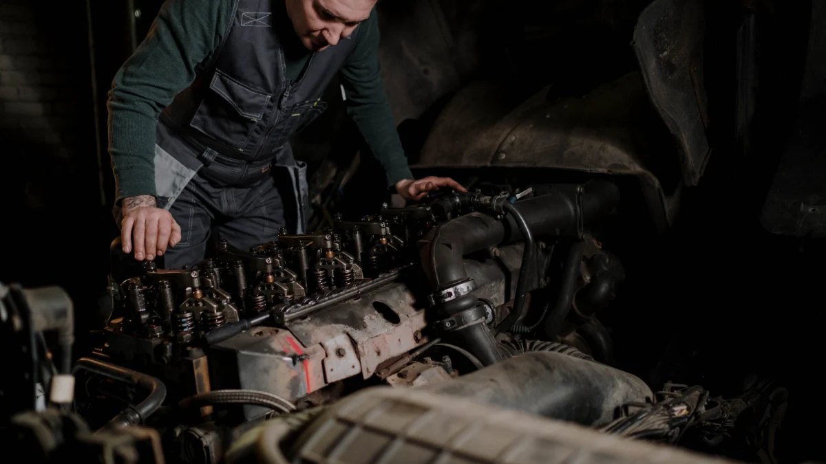 Mechanik pracuje nad naprawą silników diesla w warsztacie wewnętrznym