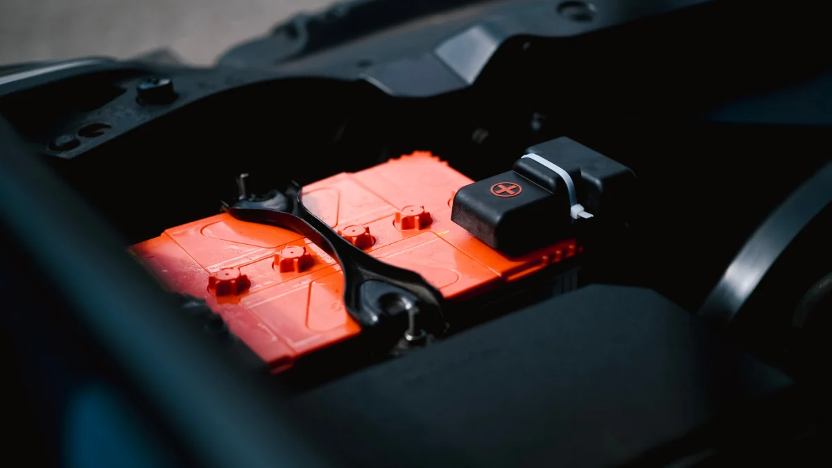 Diagnosta analizujący dane BMS i parametry baterii trakcyjnej samochodu elektrycznego