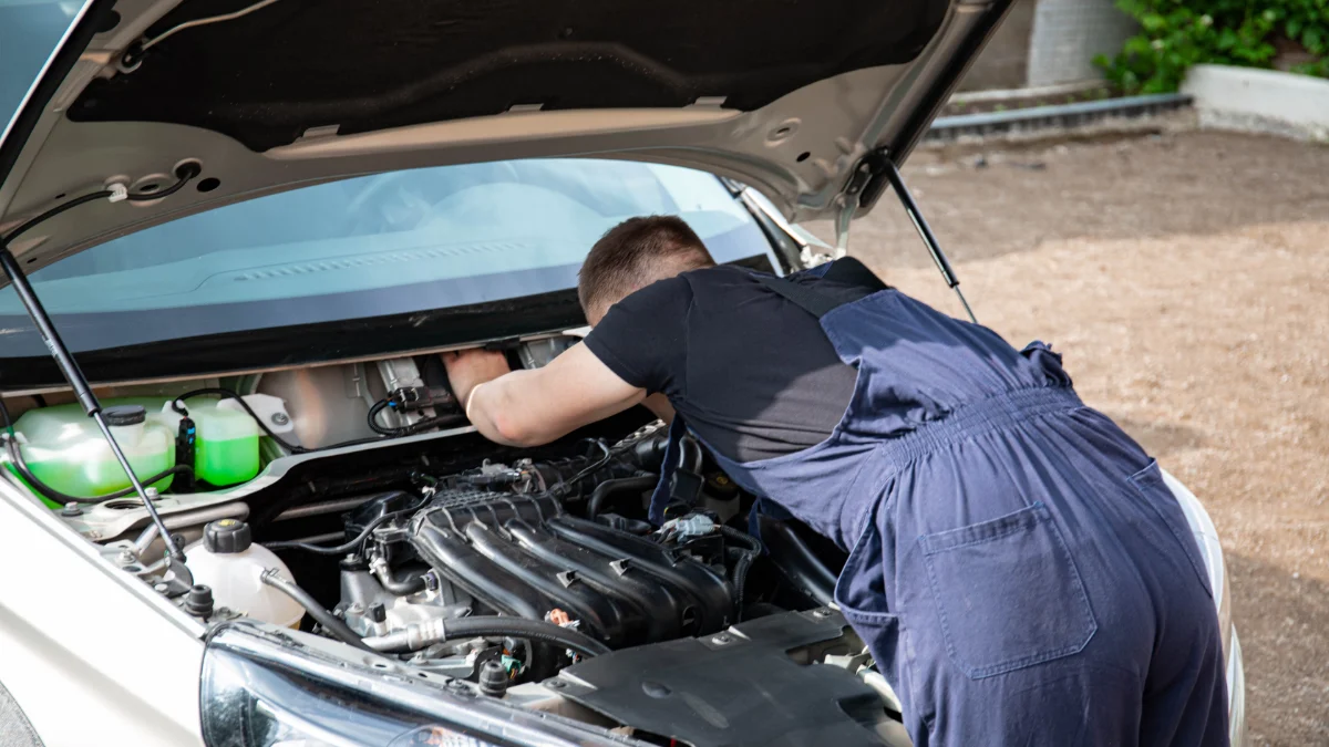 Mechanik mierzący napięcie i prąd w układzie rozruchowym samochodu