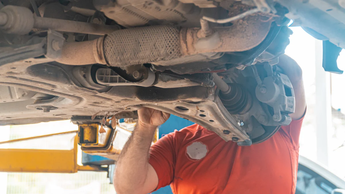 Mechanik wykonujący diagnostykę układu Common Rail w samochodzie z silnikiem Diesla