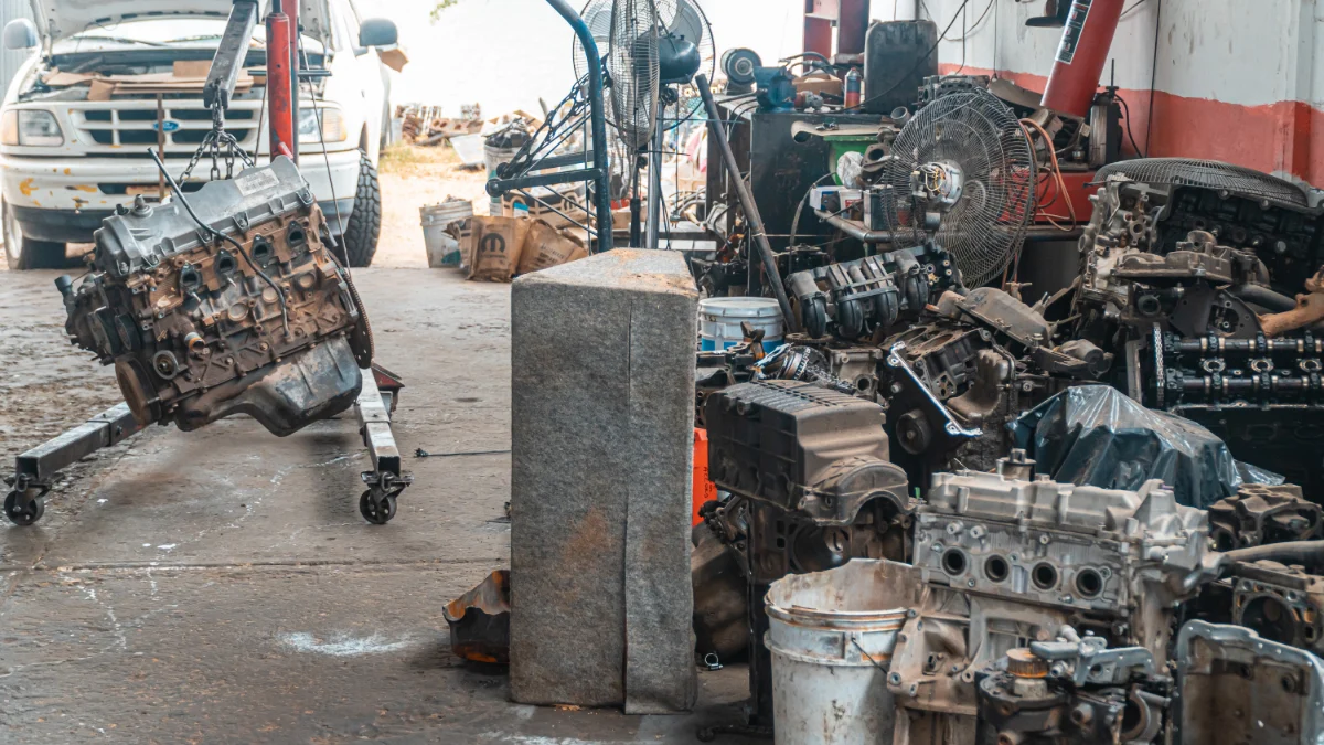 Mechanik samochodowy przeglądający oferty pracy i listę warsztatów na komputerze