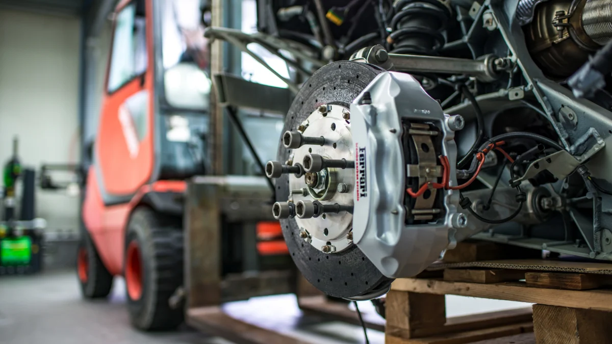 Mechanik diagnozujący elektroniczny układ hamulcowy EBS w ciężarówce