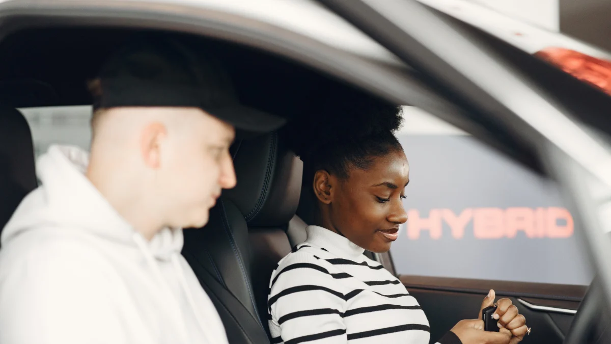 Mechanik analizujący układ napędowy samochodu hybrydowego HEV i PHEV w warsztacie