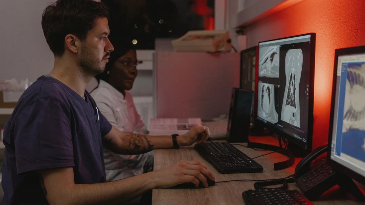 Diagnosta komputerowy analizujący dane z testera przy samochodzie