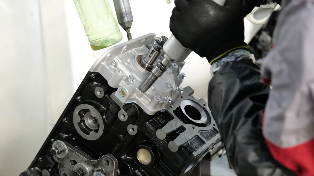 Mechanik pracujący przy zdemontowanej automatycznej skrzyni biegów na stanowisku serwisowym