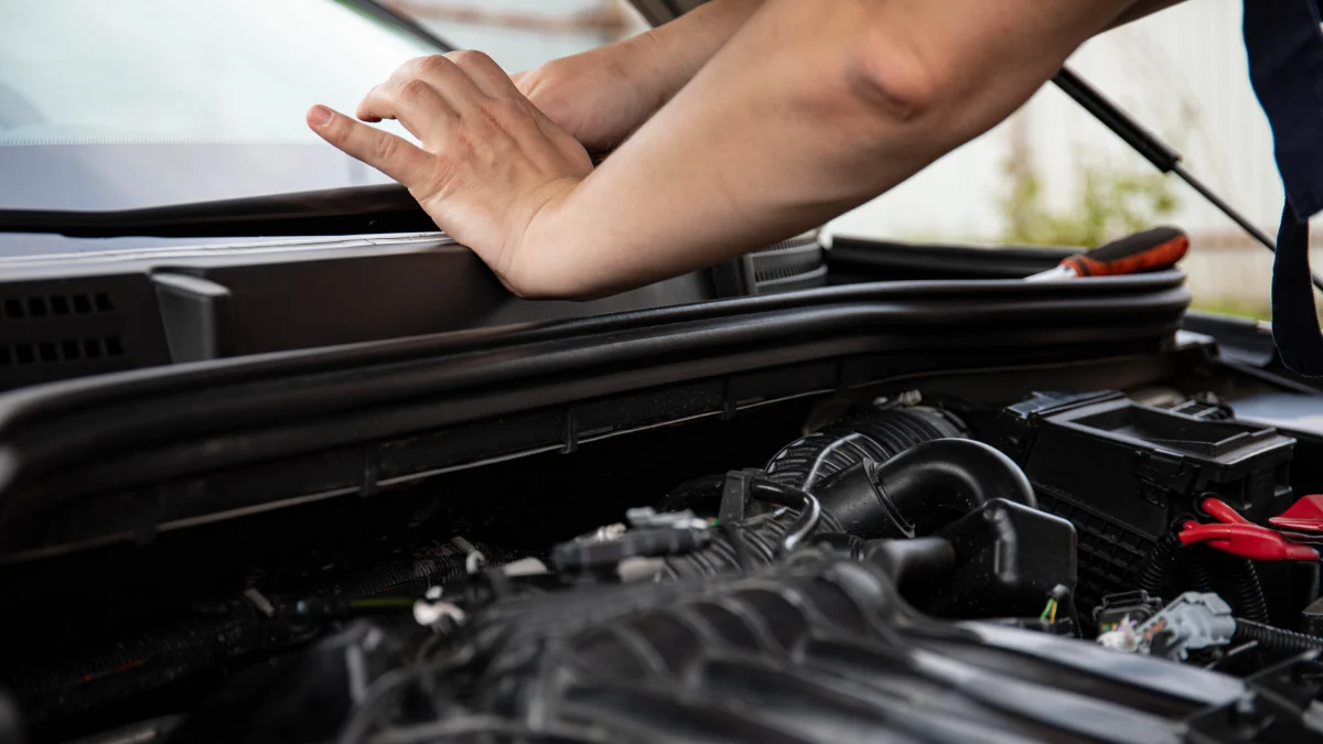Mechanik pracujący przy silniku samochodu i rozwijający specjalizację