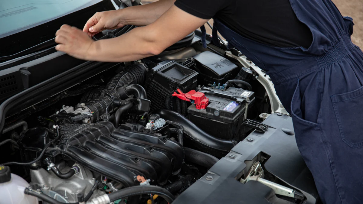 Mechanik analizujący dane diagnostyczne samochodu elektrycznego w nowoczesnym warsztacie