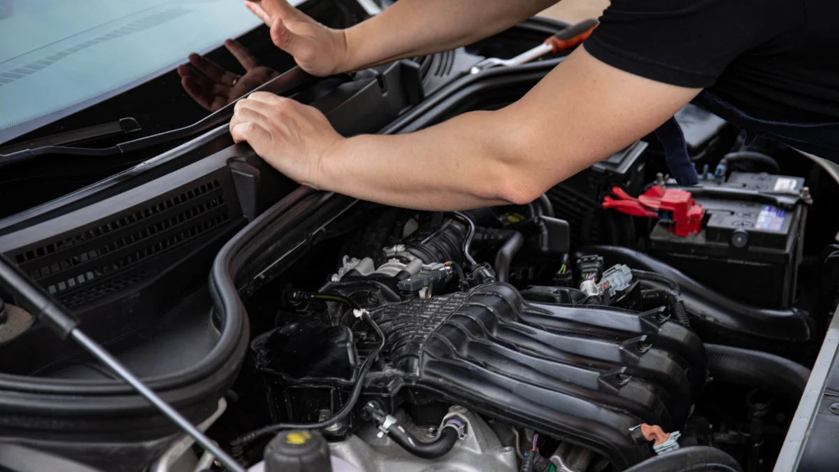 Zespół warsztatu obejmujący mechanika, diagnostę i specjalistów napraw nadwozia