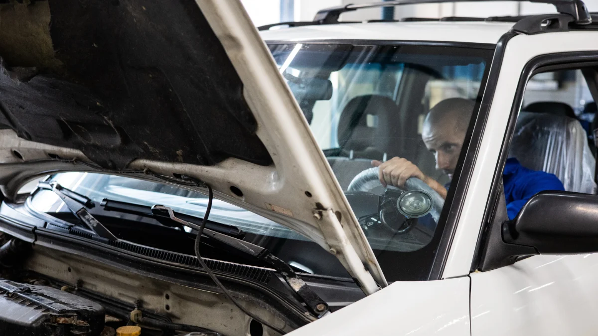 Mechanik i technik pojazdów analizujący dokumentację serwisową samochodu
