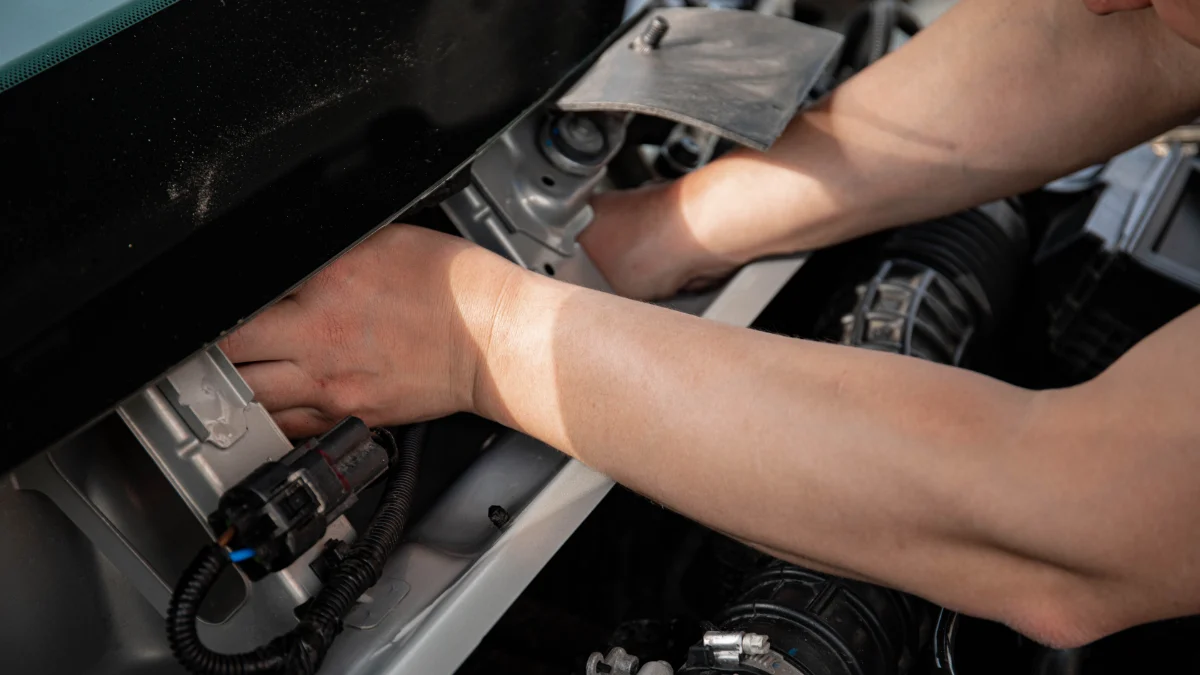 Mechanik rozmawiający z kierownikiem serwisu podczas rekrutacji