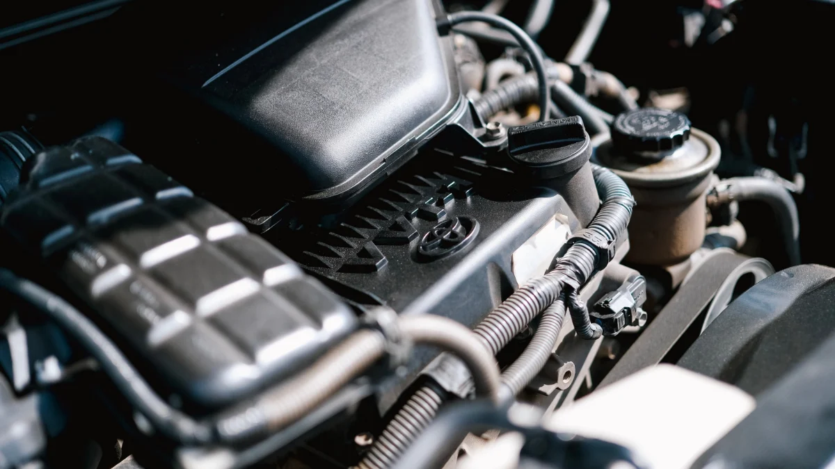 Schemat instalacji elektrycznej samochodu analizowany przez mechanika