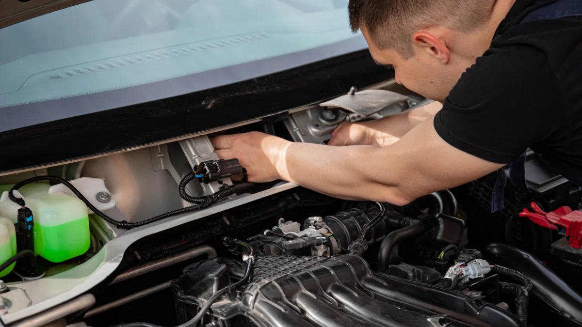 Mechanik pracujący przy zdemontowanej skrzyni biegów w warsztacie samochodowym