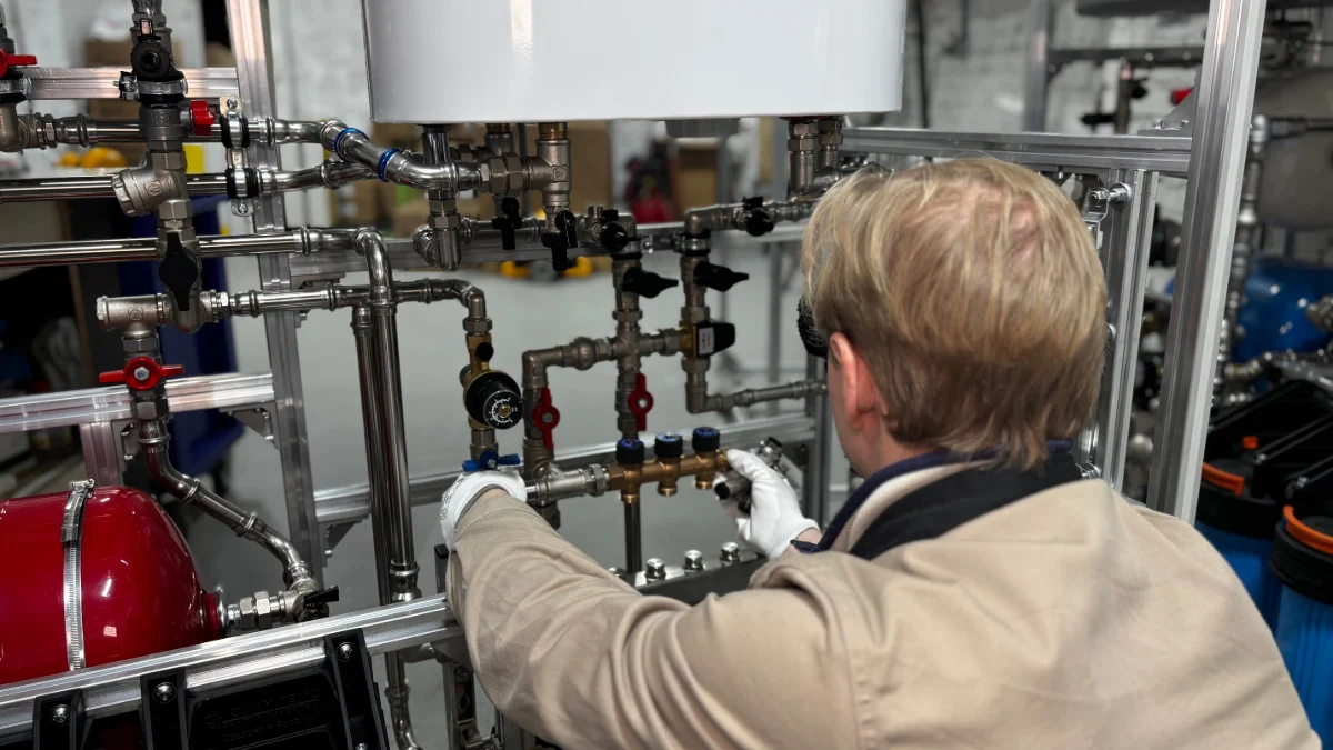 Mechanik sprawdzający układ chłodzenia silnika i temperaturę przewodów