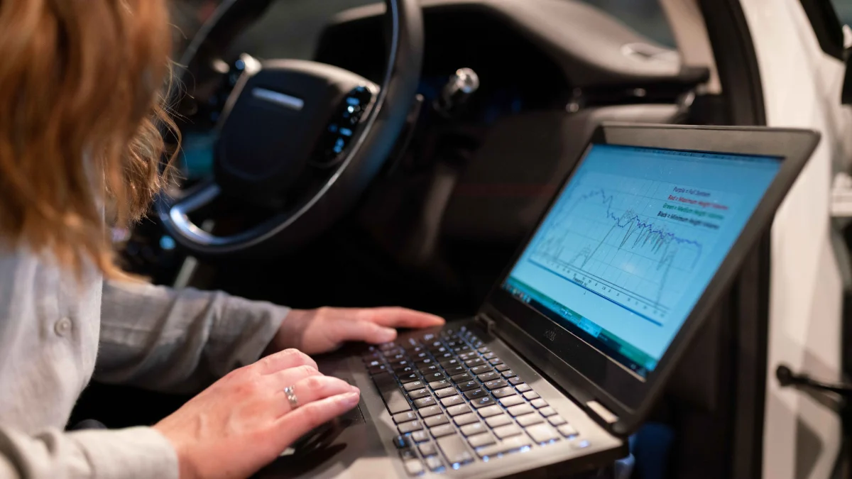 Mechanik diagnozujący elektryczne wspomaganie kierownicy EPS przy samochodzie