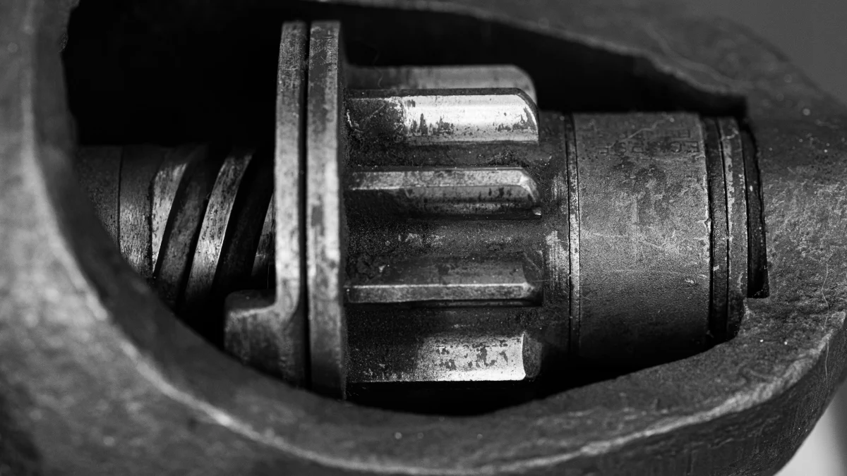 Metalowy element przekładni jest szczegółowo przedstawiony z obie strony, wykazując jego strukturę i fakturę