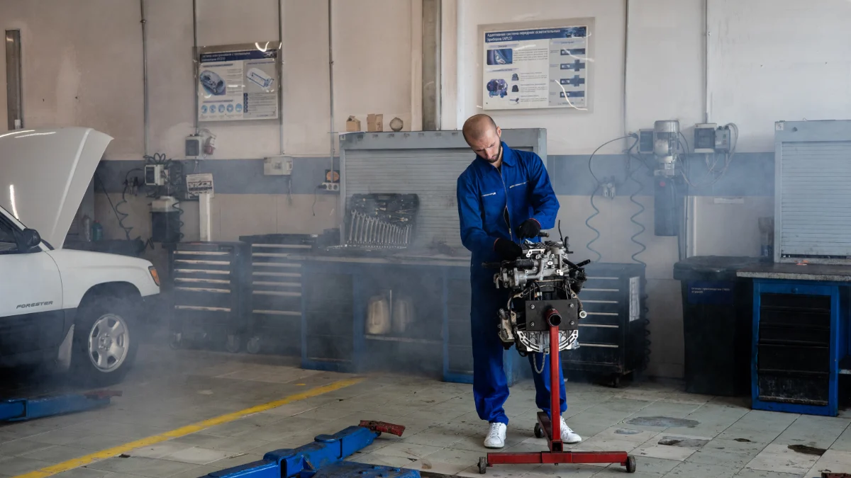 Mechanik porównujący oferty pracy i wynagrodzenia warsztatów z różnych lokalizacji